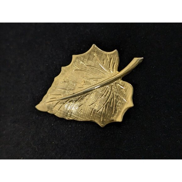 Vintage Gold Tone Textured Leaf Pin Brooch Retro Classic - Picture 2 of 10